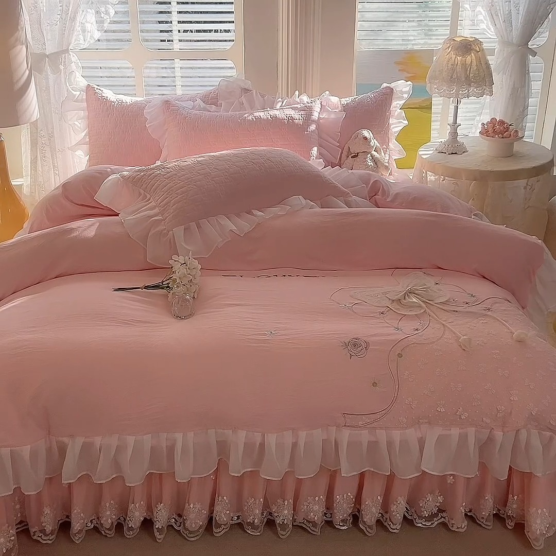 91家纺网 家纺一手货源 找家纺 苏米娜家纺2025春夏新品韩版甜美公主风超柔水洗棉床盖四件套刺绣针织棉双层纱纯棉棉麻全棉少女心夹棉床裙款夏被款床盖四件套 幻蝶-樱花粉