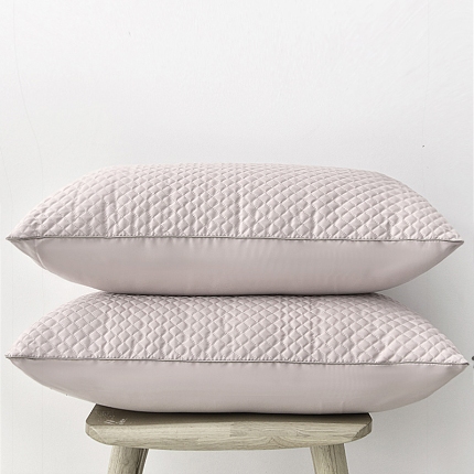 91家纺网 家纺一手货源 找家纺 兴丝露枕芯 小方格夹棉绗绣枕 羽丝枕 羽丝绒枕芯 舒适枕 中高枕成人枕头