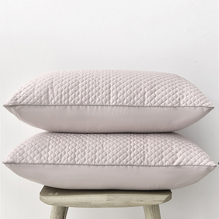91家纺网 家纺一手货源 找家纺 兴丝露枕芯 小方格夹棉绗绣枕 羽丝枕 羽丝绒枕芯 舒适枕 中高枕成人枕头