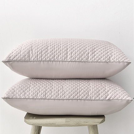 91家纺网 家纺一手货源 找家纺 兴丝露枕芯 小方格夹棉绗绣枕 羽丝枕 羽丝绒枕芯 舒适枕 中高枕成人枕头
