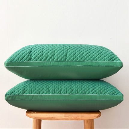 91家纺网 家纺一手货源 找家纺 兴丝露枕芯 小方格夹棉绗绣枕 羽丝枕 羽丝绒枕芯 舒适枕 中高枕成人枕头