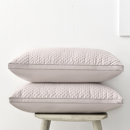 91家纺网 家纺一手货源 找家纺 兴丝露枕芯 小方格夹棉绗绣枕 羽丝枕 羽丝绒枕芯 舒适枕 中高枕成人枕头