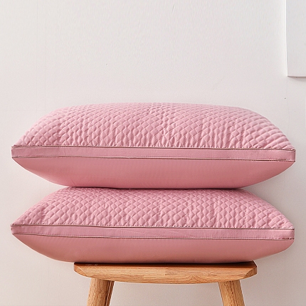 91家纺网 家纺一手货源 找家纺 丝露枕芯 小方格夹棉绗绣枕 羽丝枕 羽丝绒枕芯 舒适枕 中高枕成人枕头