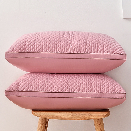 91家纺网 家纺一手货源 找家纺 兴丝露枕芯 小方格夹棉绗绣枕 羽丝枕 羽丝绒枕芯 舒适枕 中高枕成人枕头