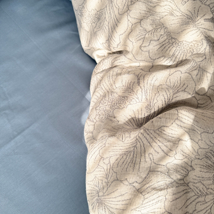 91家纺网 家纺一手货源 找家纺 眠博士2025新款AB版简约时尚A类全棉三层纱系列单被套 三层纱-山茶花-灰蓝