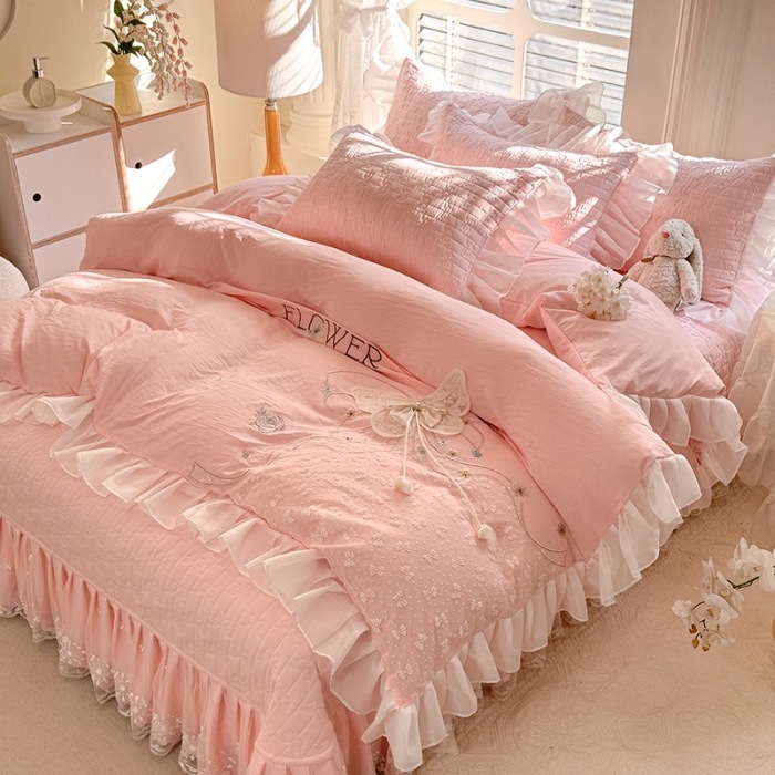 91家纺网 家纺一手货源 找家纺 苏米娜家纺2025春夏新品韩版甜美公主风全棉双层纱水洗棉床盖四件套刺绣针织棉双层纱纯棉棉麻全棉少女心夹棉床裙款夏被款床盖四件套 幻蝶-樱花粉