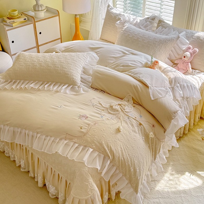 91家纺网 家纺一手货源 找家纺 苏米娜家纺2025春夏新品韩版甜美公主风全棉双层纱水洗棉床盖四件套刺绣针织棉双层纱纯棉棉麻全棉少女心夹棉床裙款夏被款床盖四件套 幻蝶-奶油白