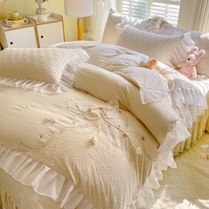 91家纺网 家纺一手货源 找家纺 苏米娜家纺2025春夏新品韩版甜美公主风全棉双层纱水洗棉床盖四件套刺绣针织棉双层纱纯棉棉麻全棉少女心夹棉床裙款夏被款床盖四件套 幻蝶-奶油白