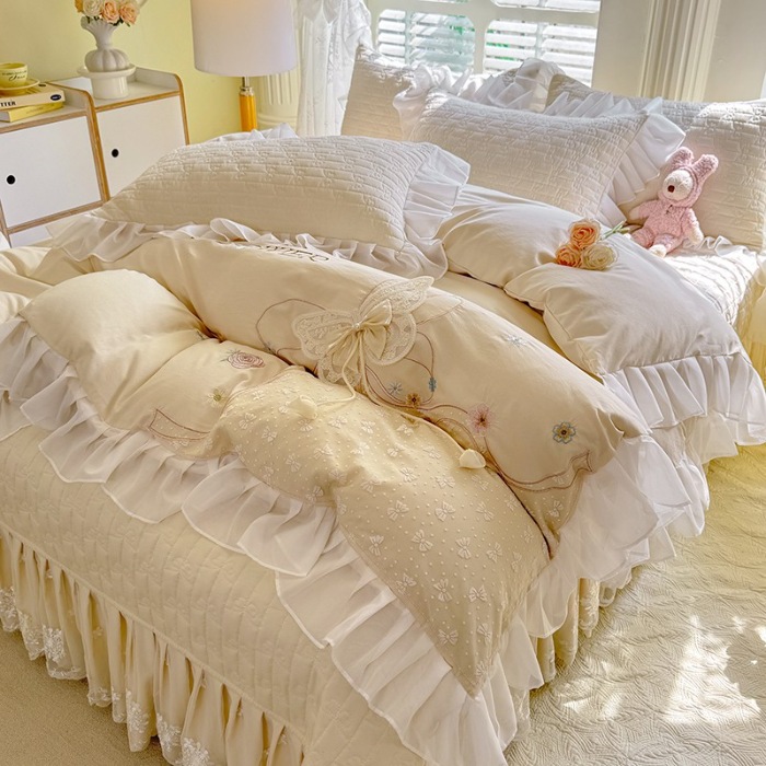 91家纺网 家纺一手货源 找家纺 苏米娜家纺2025春夏新品韩版甜美公主风全棉双层纱水洗棉床盖四件套刺绣针织棉双层纱纯棉棉麻全棉少女心夹棉床裙款夏被款床盖四件套 幻蝶-奶油白