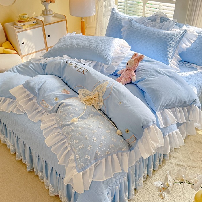 91家纺网 家纺一手货源 找家纺 苏米娜家纺2025春夏新品韩版甜美公主风全棉双层纱水洗棉床盖四件套刺绣针织棉双层纱纯棉棉麻全棉少女心夹棉床裙款夏被款床盖四件套 幻蝶-婴儿蓝