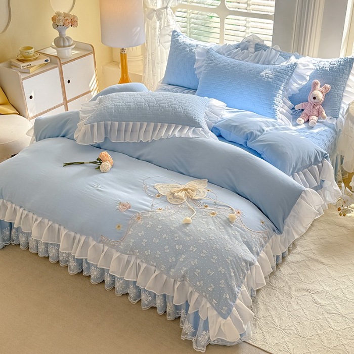 91家纺网 家纺一手货源 找家纺 苏米娜家纺2025春夏新品韩版甜美公主风全棉双层纱水洗棉床盖四件套刺绣针织棉双层纱纯棉棉麻全棉少女心夹棉床裙款夏被款床盖四件套 幻蝶-婴儿蓝