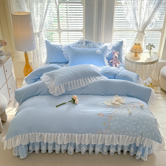 91家纺网 家纺一手货源 找家纺 苏米娜家纺2025春夏新品韩版甜美公主风全棉双层纱水洗棉床盖四件套刺绣针织棉双层纱纯棉棉麻全棉少女心夹棉床裙款夏被款床盖四件套 幻蝶-婴儿蓝