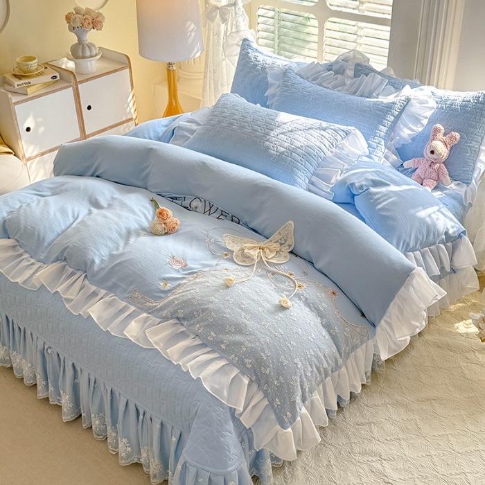 91家纺网 家纺一手货源 找家纺 苏米娜家纺2025春夏新品韩版甜美公主风全棉双层纱水洗棉床盖四件套刺绣针织棉双层纱纯棉棉麻全棉少女心夹棉床裙款夏被款床盖四件套 幻蝶-婴儿蓝