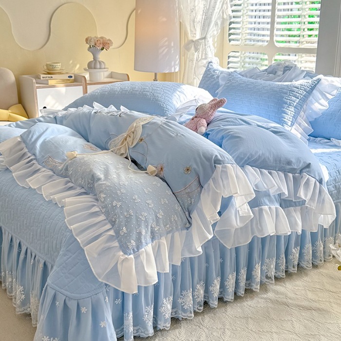 91家纺网 家纺一手货源 找家纺 苏米娜家纺2025春夏新品韩版甜美公主风全棉双层纱水洗棉床盖四件套刺绣针织棉双层纱纯棉棉麻全棉少女心夹棉床裙款夏被款床盖四件套 幻蝶-婴儿蓝