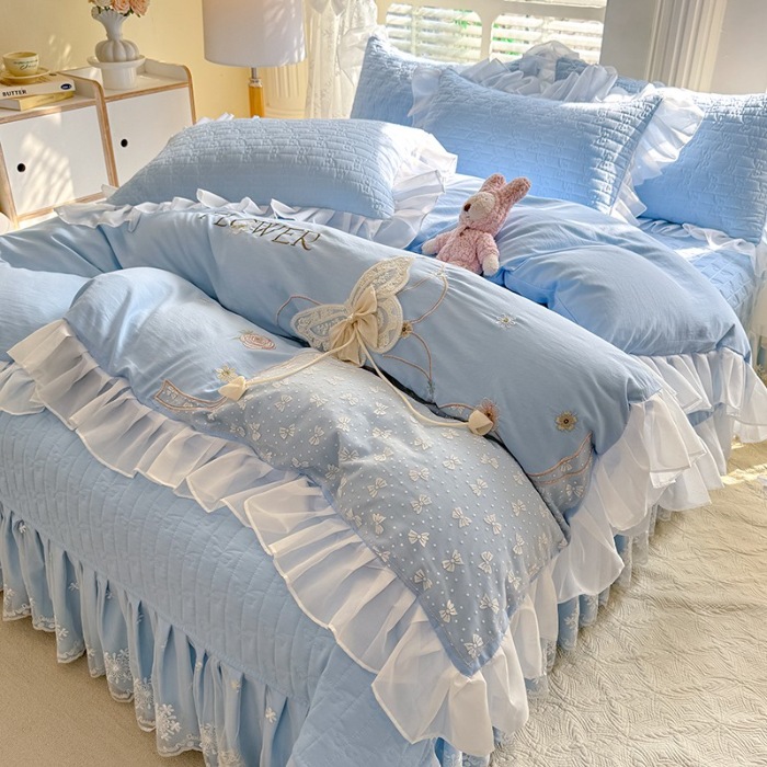 91家纺网 家纺一手货源 找家纺 苏米娜家纺2025春夏新品韩版甜美公主风全棉双层纱水洗棉床盖四件套刺绣针织棉双层纱纯棉棉麻全棉少女心夹棉床裙款夏被款床盖四件套 幻蝶-婴儿蓝