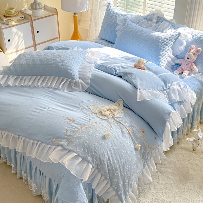 91家纺网 家纺一手货源 找家纺 苏米娜家纺2025春夏新品韩版甜美公主风全棉双层纱水洗棉床盖四件套刺绣针织棉双层纱纯棉棉麻全棉少女心夹棉床裙款夏被款床盖四件套 幻蝶-婴儿蓝