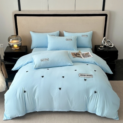 91家纺网 家纺一手货源 找家纺 （总）2025新款 专版花型 A类 满屏刺绣款高克重云朵亲肤棉四件套-缪斯