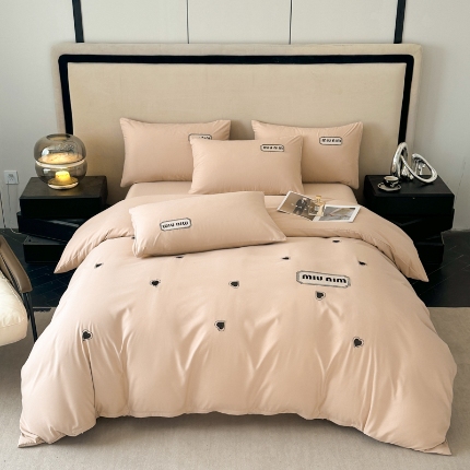 91家纺网 家纺一手货源 找家纺 （总）2025新款 专版花型 A类 满屏刺绣款高克重云朵亲肤棉四件套-缪斯