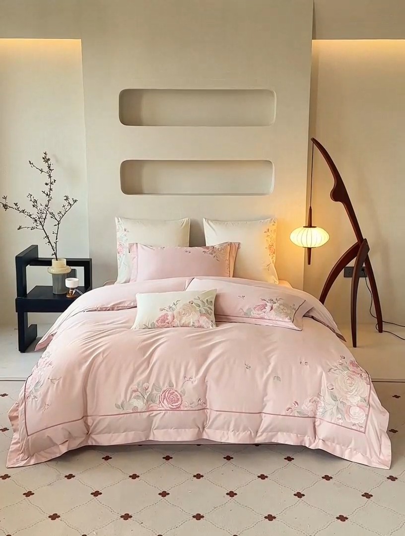 91家纺网 家纺一手货源 找家纺 【2025】50支50S长绒棉刺绣四件套新中式工艺款 温馨满园粉玉 控价478-498元