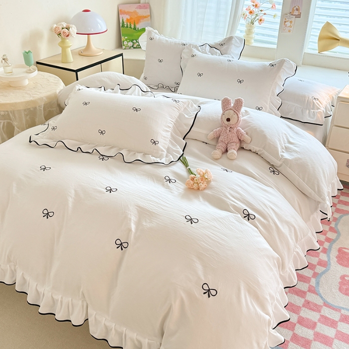 91家纺网 家纺一手货源 找家纺 苏米娜家纺2025春夏新品韩版花边款水洗棉四件套A类母婴级针织双层纱蝴蝶结绣花纯棉全棉床裙款四件套小香风 蝶儿飞飞-奶昔白