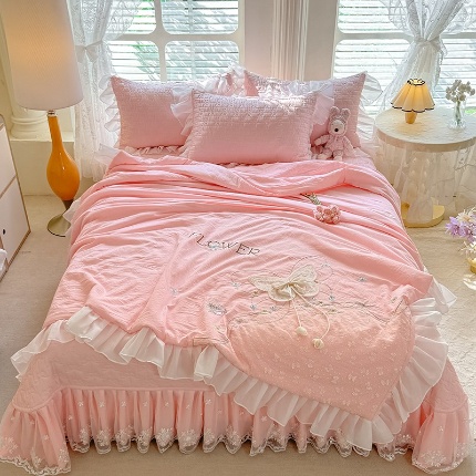91家纺网 家纺一手货源 找家纺 （总）漫布云家纺2025春夏新品韩版甜美公主风全棉双层纱水洗棉床盖四件套刺绣针织棉双层纱纯棉棉麻全棉少女心夹棉床裙款夏被款床盖四件套