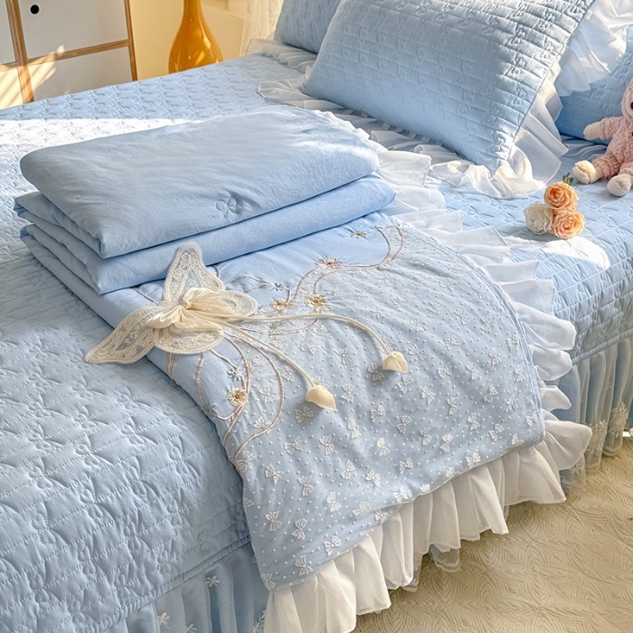 91家纺网 家纺一手货源 找家纺 苏米娜家纺2025春夏新品韩版甜美公主风全棉双层纱水洗棉床盖四件套刺绣针织棉双层纱纯棉棉麻全棉少女心夹棉床裙款夏被款床盖四件套 幻蝶-婴儿蓝