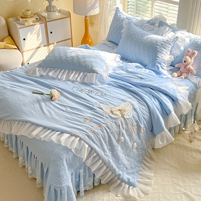 91家纺网 家纺一手货源 找家纺 苏米娜家纺2025春夏新品韩版甜美公主风全棉双层纱水洗棉床盖四件套刺绣针织棉双层纱纯棉棉麻全棉少女心夹棉床裙款夏被款床盖四件套 幻蝶-婴儿蓝