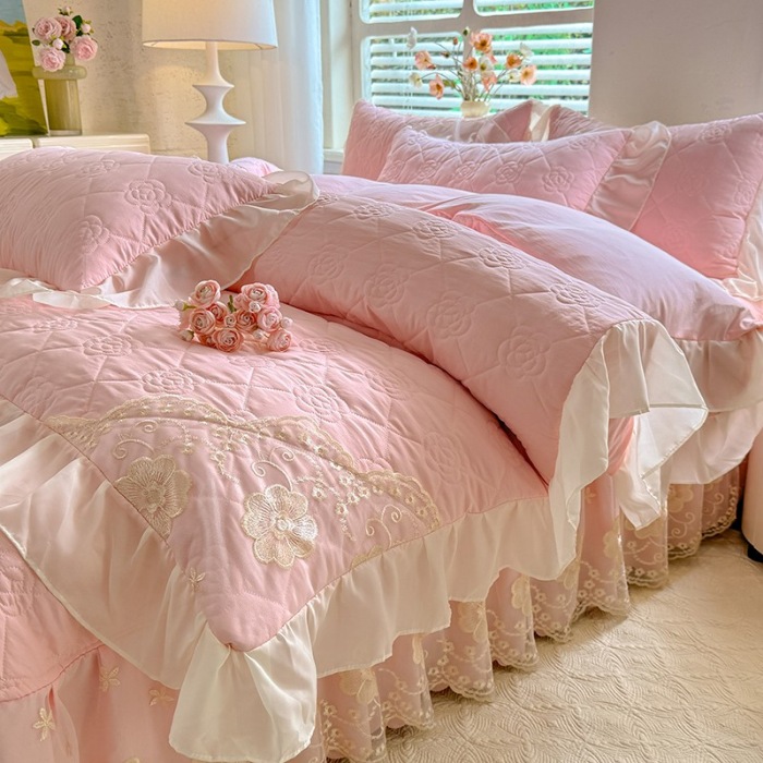 91家纺网 家纺一手货源 找家纺 苏米娜家纺2025春夏韩版法式公主风水洗棉床盖款多功能被套 夏被床盖四件套多功能二合一水洗棉夹泡泡棉小竺棉棉床裙款 香榭丽-樱花粉