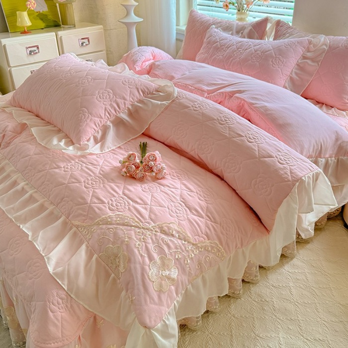 91家纺网 家纺一手货源 找家纺 苏米娜家纺2025春夏韩版法式公主风水洗棉床盖款多功能被套 夏被床盖四件套多功能二合一水洗棉夹泡泡棉小竺棉棉床裙款 香榭丽-樱花粉