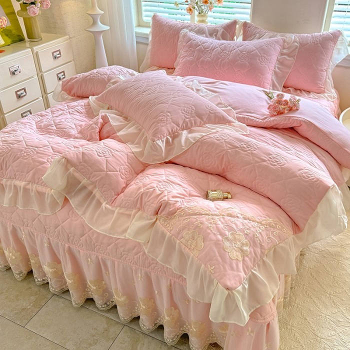 91家纺网 家纺一手货源 找家纺 苏米娜家纺2025春夏韩版法式公主风水洗棉床盖款多功能被套 夏被床盖四件套多功能二合一水洗棉夹泡泡棉小竺棉棉床裙款 香榭丽-樱花粉
