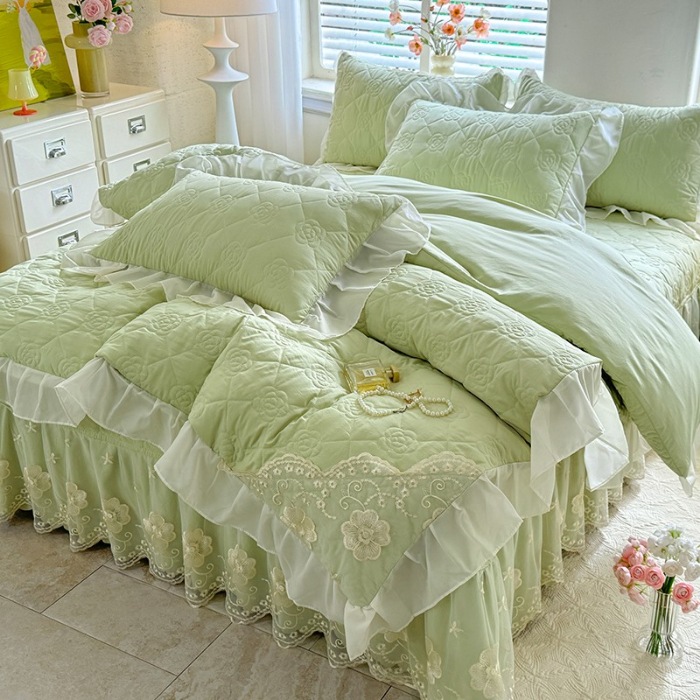 91家纺网 家纺一手货源 找家纺 苏米娜家纺2025春夏韩版法式公主风水洗棉床盖款多功能被套 夏被床盖四件套多功能二合一水洗棉夹泡泡棉小竺棉棉床裙款 香榭丽-新芽绿