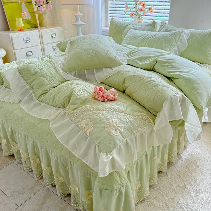 91家纺网 家纺一手货源 找家纺 苏米娜家纺2025春夏韩版法式公主风水洗棉床盖款多功能被套 夏被床盖四件套多功能二合一水洗棉夹泡泡棉小竺棉棉床裙款 香榭丽-新芽绿