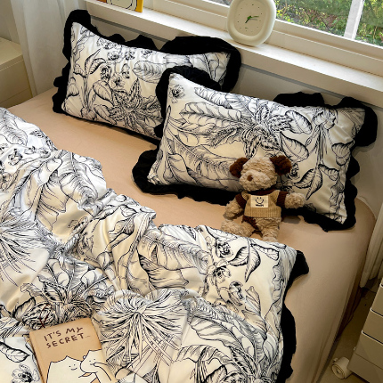 91家纺网 家纺一手货源 找家纺 （总）花伞家居 2025新款赫本黑色大花边水洗棉印花四件套（提供买家秀）