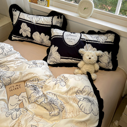 91家纺网 家纺一手货源 找家纺 （总）花伞家居 2025新款赫本黑色大花边水洗棉印花四件套（提供买家秀）