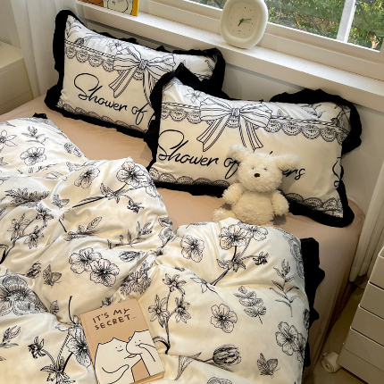 91家纺网 家纺一手货源 找家纺 （总）花伞家居 2025新款赫本黑色大花边水洗棉印花四件套（提供买家秀）