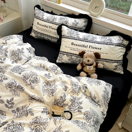 91家纺网 家纺一手货源 找家纺 （总）花伞家居 2025新款赫本黑色大花边水洗棉印花四件套（提供买家秀）