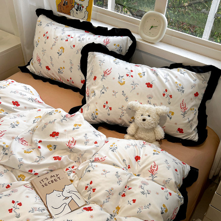 91家纺网 家纺一手货源 找家纺 （总）花伞家居 2025新款赫本黑色大花边水洗棉印花四件套（提供买家秀）