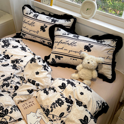 91家纺网 家纺一手货源 找家纺 （总）花伞家居 2025新款赫本黑色大花边水洗棉印花四件套（提供买家秀）