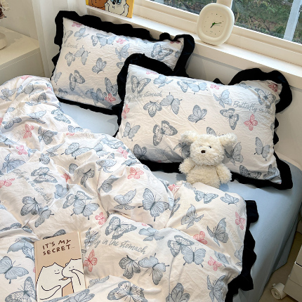 91家纺网 家纺一手货源 找家纺 （总）花伞家居 2025新款赫本黑色大花边水洗棉印花四件套（提供买家秀）