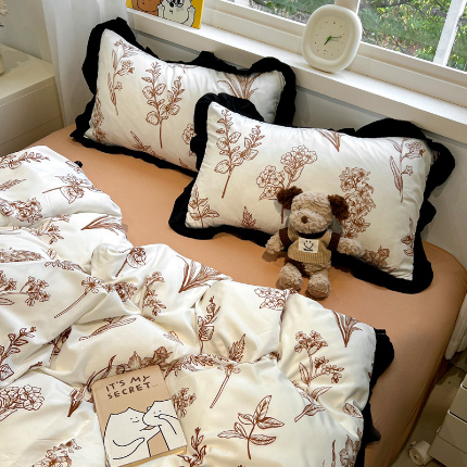 91家纺网 家纺一手货源 找家纺 （总）花伞家居 2025新款赫本黑色大花边水洗棉印花四件套（提供买家秀）