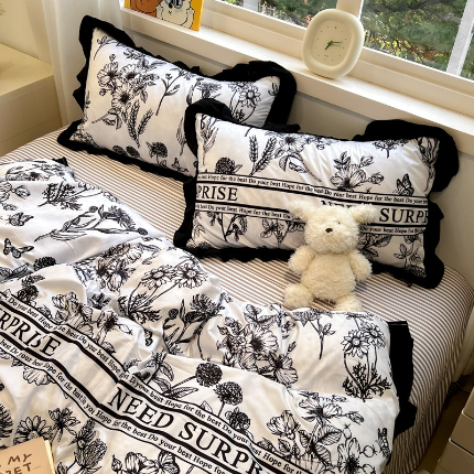 91家纺网 家纺一手货源 找家纺 （总）花伞家居 2025新款赫本黑色大花边水洗棉印花四件套（提供买家秀）