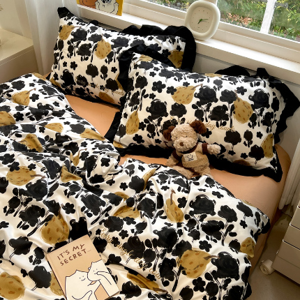 91家纺网 家纺一手货源 找家纺 （总）花伞家居 2025新款赫本黑色大花边水洗棉印花四件套（提供买家秀）