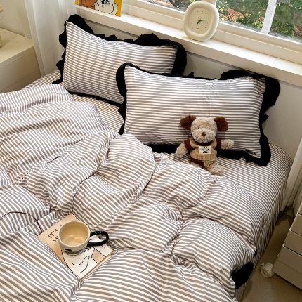 91家纺网 家纺一手货源 找家纺 （总）花伞家居 2025新款赫本黑色大花边水洗棉印花四件套（提供买家秀）