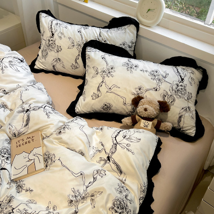 91家纺网 家纺一手货源 找家纺 （总）花伞家居 2025新款赫本黑色大花边水洗棉印花四件套（提供买家秀）