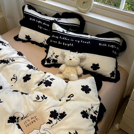 91家纺网 家纺一手货源 找家纺 （总）花伞家居 2025新款赫本黑色大花边水洗棉印花四件套（提供买家秀）