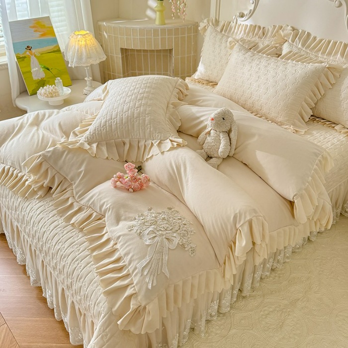 91家纺网 家纺一手货源 找家纺 漫布云家纺2025春夏新品韩版甜美公主风超柔水洗棉床盖四件套刺绣针织棉双层纱纯棉棉麻全棉少女心夹棉床裙款夏被款床盖 花夕—奶油白