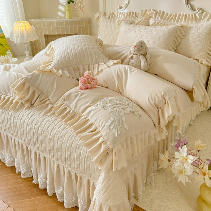 91家纺网 家纺一手货源 找家纺 漫布云家纺2025春夏新品韩版甜美公主风超柔水洗棉床盖四件套刺绣针织棉双层纱纯棉棉麻全棉少女心夹棉床裙款夏被款床盖 花夕—奶油白