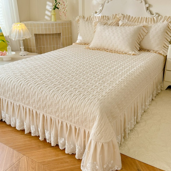 91家纺网 家纺一手货源 找家纺 漫布云家纺2025春夏新品韩版甜美公主风超柔水洗棉床盖四件套刺绣针织棉双层纱纯棉棉麻全棉少女心夹棉床裙款夏被款床盖 花夕—奶油白