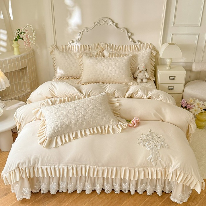 91家纺网 家纺一手货源 找家纺 漫布云家纺2025春夏新品韩版甜美公主风超柔水洗棉床盖四件套刺绣针织棉双层纱纯棉棉麻全棉少女心夹棉床裙款夏被款床盖 花夕—奶油白