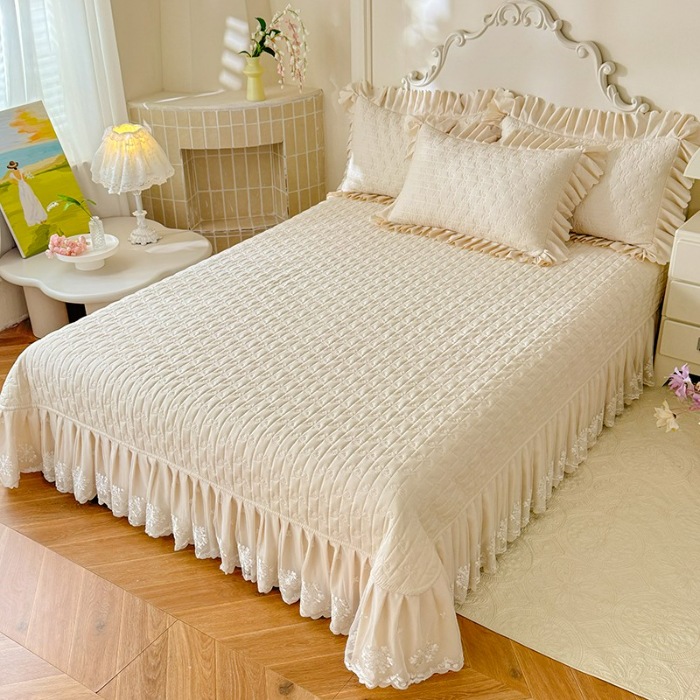 91家纺网 家纺一手货源 找家纺 漫布云家纺2025春夏新品韩版甜美公主风超柔水洗棉床盖四件套刺绣针织棉双层纱纯棉棉麻全棉少女心夹棉床裙款夏被款床盖 花夕—奶油白